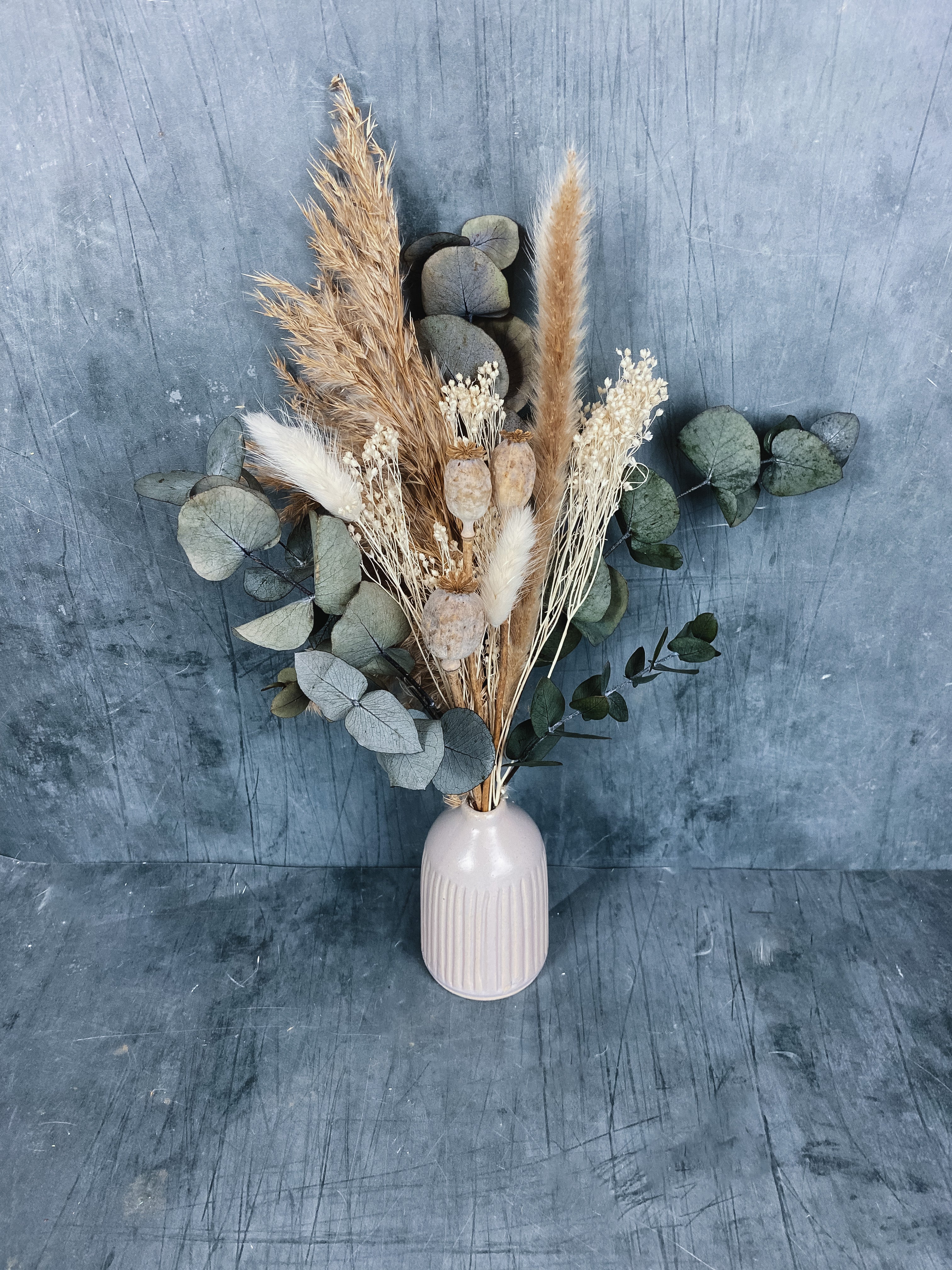 Una dried flower bud arrangement
